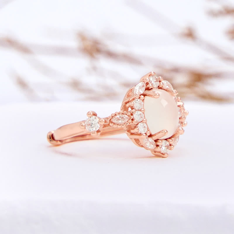 Anello ovale Olivenorma con fiore di calcedonio bianco e zircone bianco