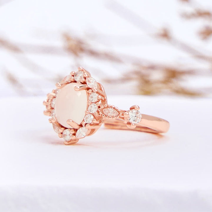 Anello ovale Olivenorma con fiore di calcedonio bianco e zircone bianco