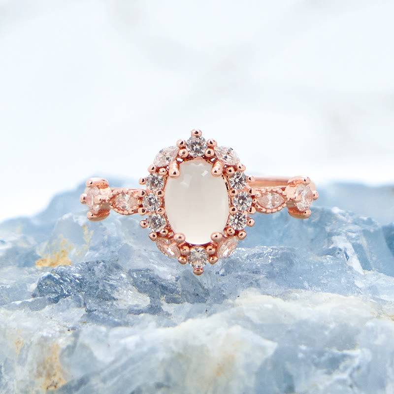 Anello ovale Olivenorma con fiore di calcedonio bianco e zircone bianco