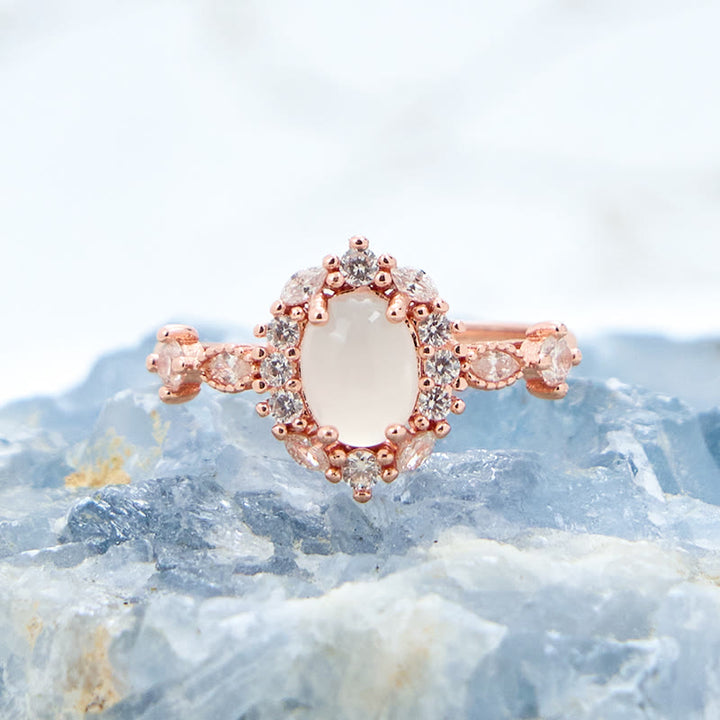 Anello ovale Olivenorma con fiore di calcedonio bianco e zircone bianco