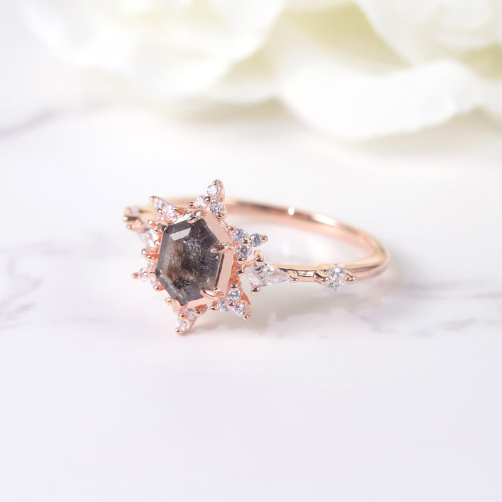 Olivenorma Salt & Pepper Herkimer Diamond Anello di fidanzamento con fiocco di neve