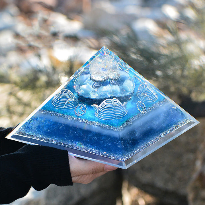 Olivenorma "Atlantis" Piramide di Orgone in Cristallo Trasparente Acquamarina