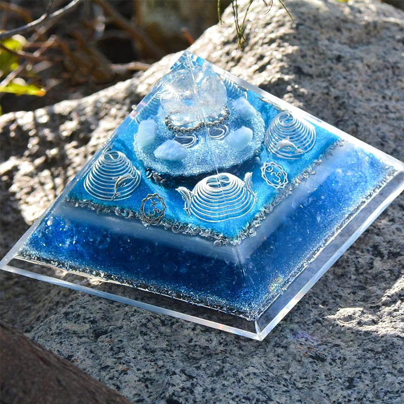 Olivenorma "Atlantis" Piramide di Orgone in Cristallo Trasparente Acquamarina