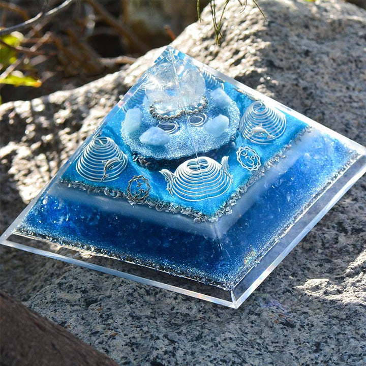 Olivenorma "Atlantis" Piramide di Orgone in Cristallo Trasparente Acquamarina