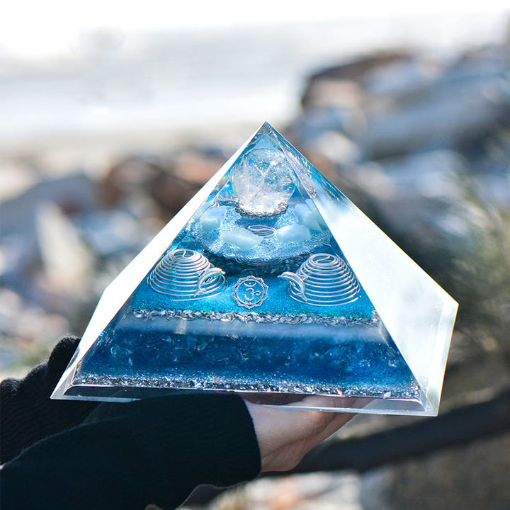 Olivenorma "Atlantis" Piramide di Orgone in Cristallo Trasparente Acquamarina