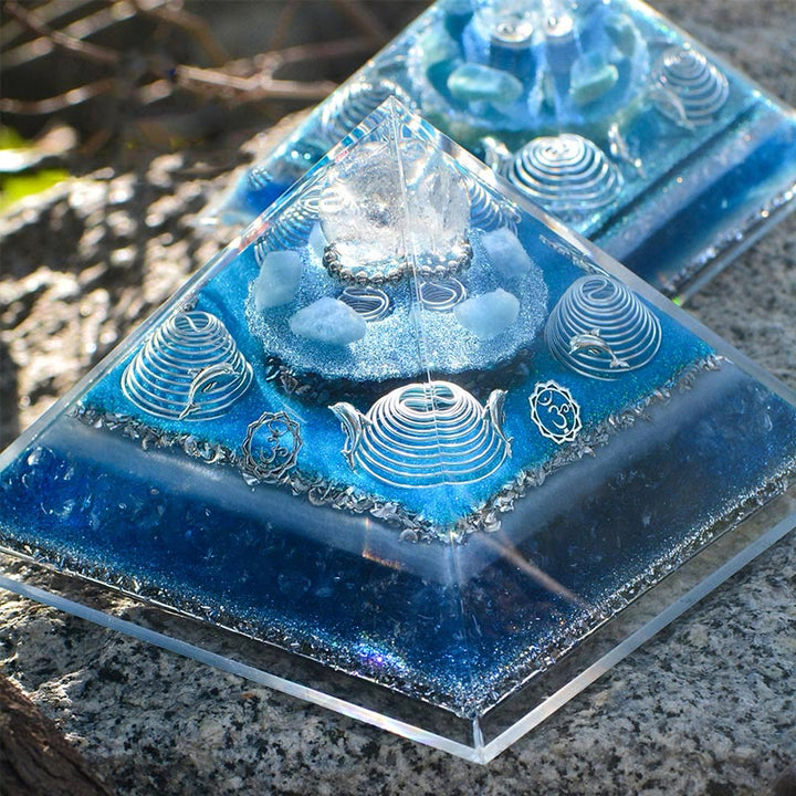Olivenorma "Atlantis" Piramide di Orgone in Cristallo Trasparente Acquamarina
