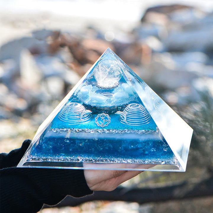 Olivenorma "Atlantis" Piramide di Orgone in Cristallo Trasparente Acquamarina