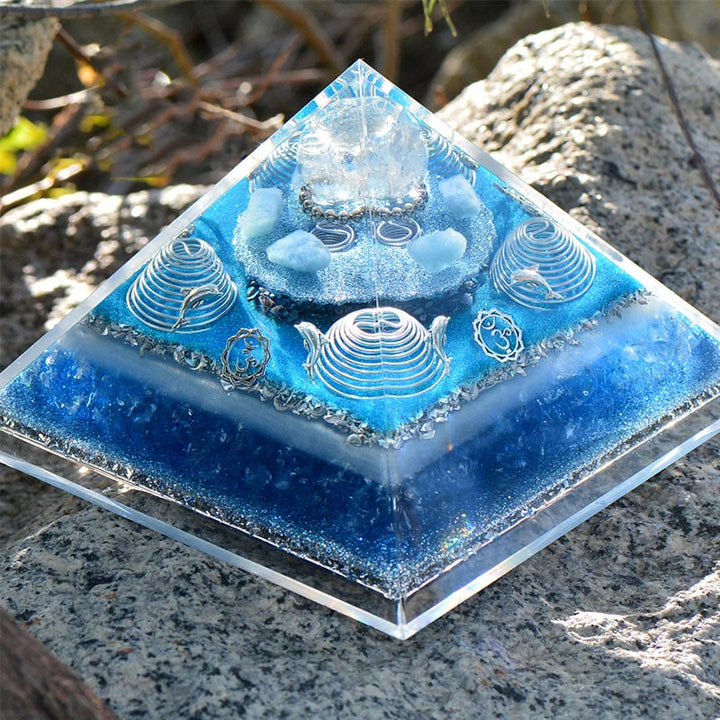 Olivenorma "Atlantis" Piramide di Orgone in Cristallo Trasparente Acquamarina