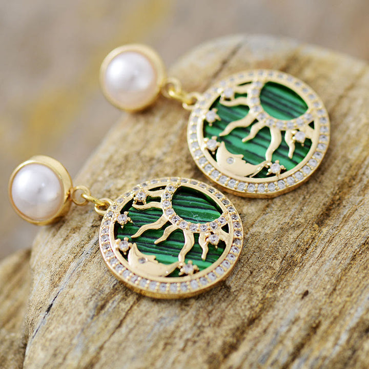 Orecchini con motivo sole e luna in perle d'acqua dolce e malachite Olivenorma