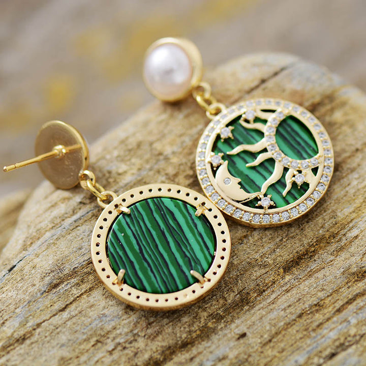 Orecchini con motivo sole e luna in perle d'acqua dolce e malachite Olivenorma