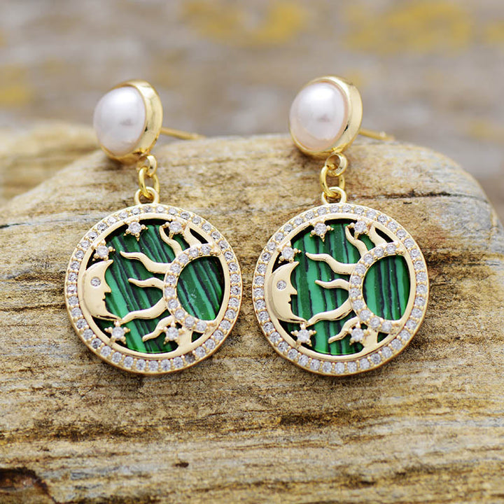 Orecchini con motivo sole e luna in perle d'acqua dolce e malachite Olivenorma