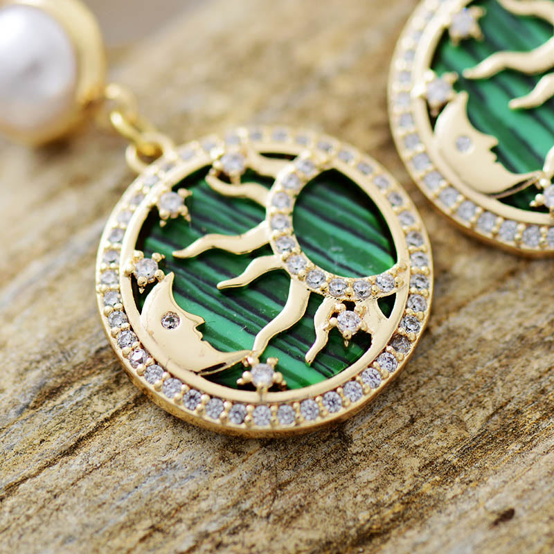 Orecchini con motivo sole e luna in perle d'acqua dolce e malachite Olivenorma