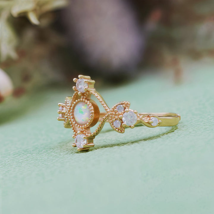Anello Olivenorma con foglia cava in zircone bianco opale naturale