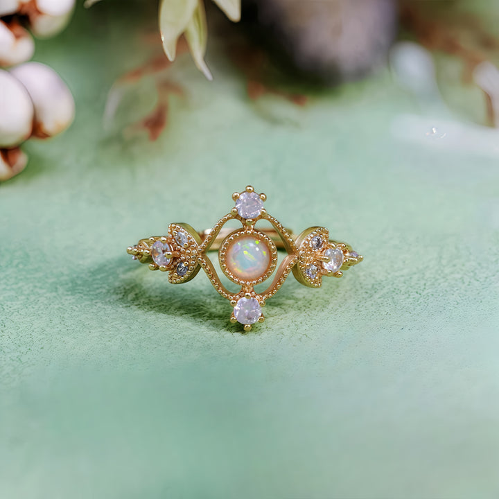 Anello Olivenorma con foglia cava in zircone bianco opale naturale