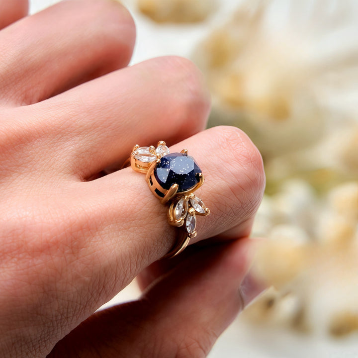 Anello Olivenorma con foglia di zircone in arenaria blu taglio ovale
