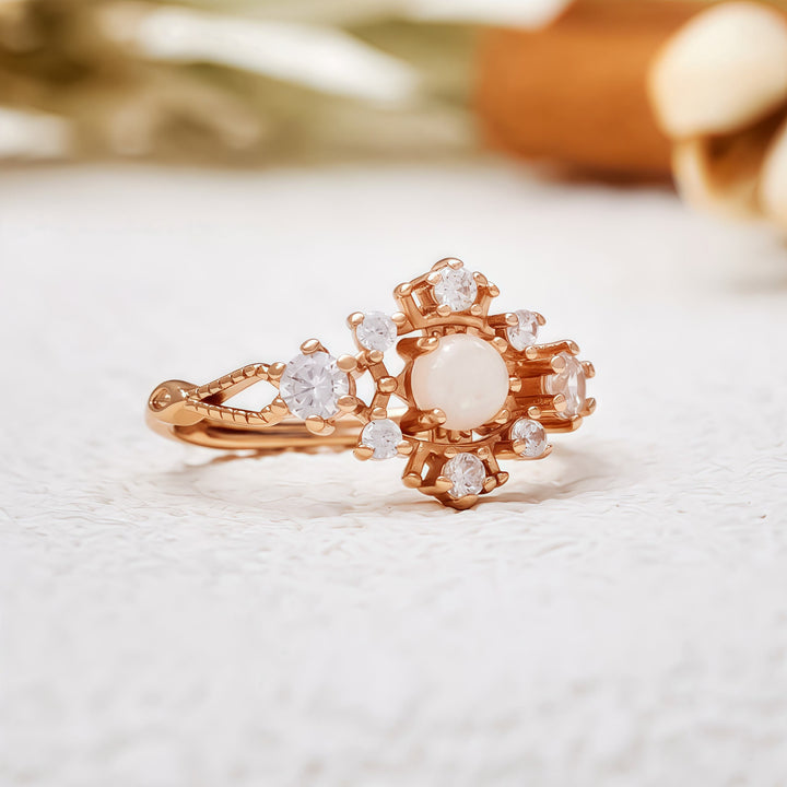 Anello Olivenorma "Fiocco di neve" in opale naturale bianco e zirconi