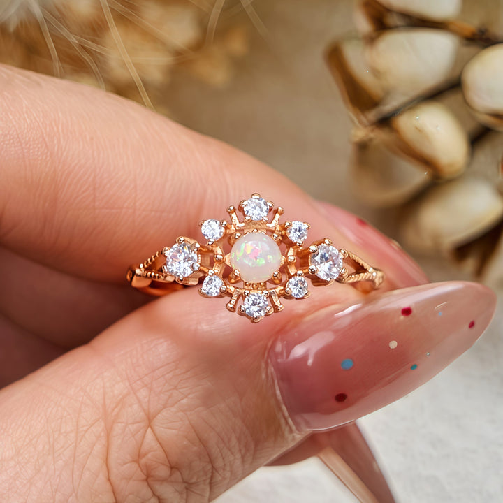 Anello Olivenorma "Fiocco di neve" in opale naturale bianco e zirconi