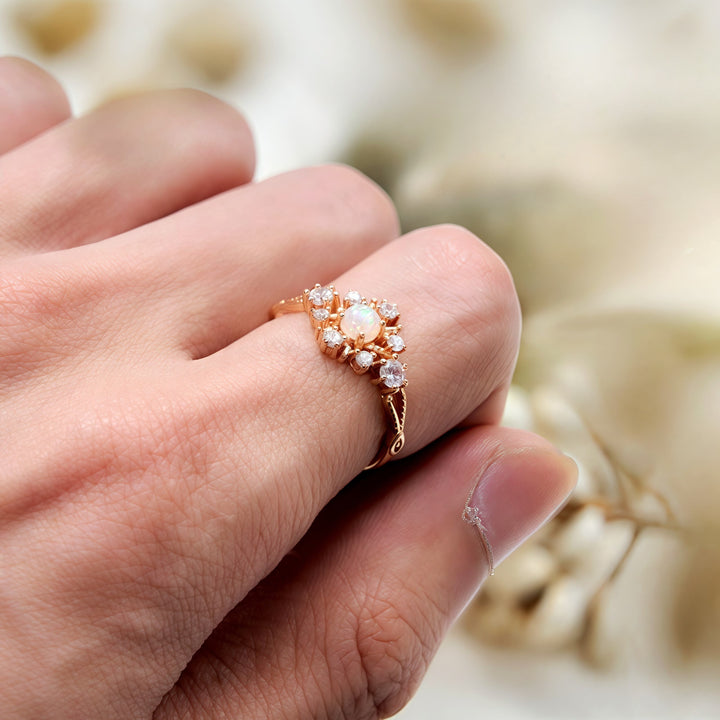 Anello Olivenorma "Fiocco di neve" in opale naturale bianco e zirconi