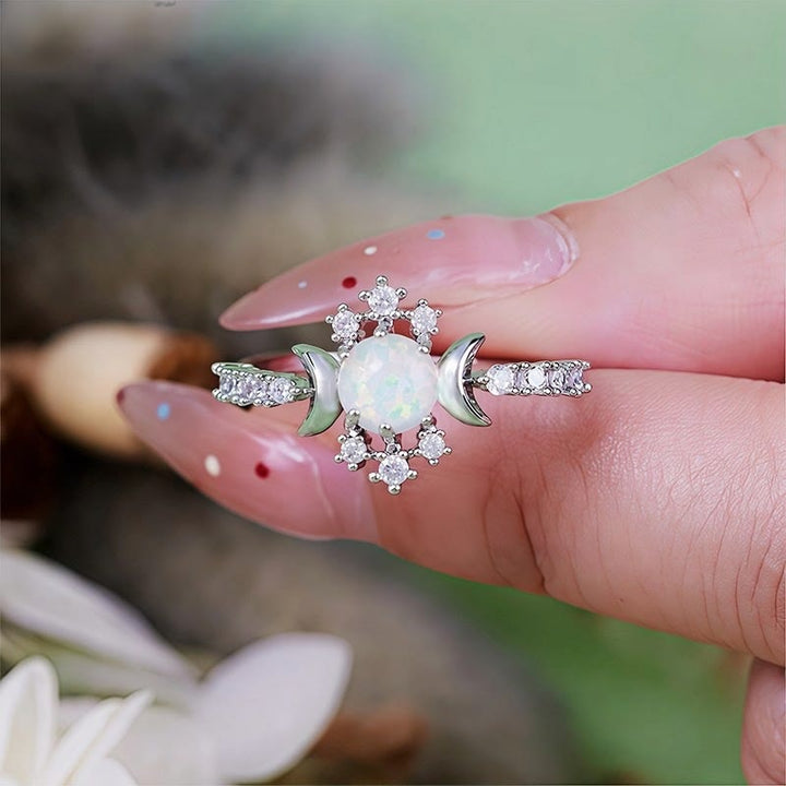 Anello della Dea della Luna Tripla con Zircone Bianco e Opale Bianco Olivenorma