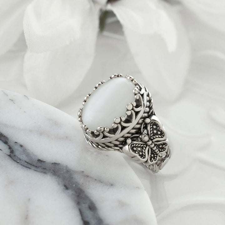 Anello vintage Olivenorma con pietra occhio di gatto bianco taglio ovale