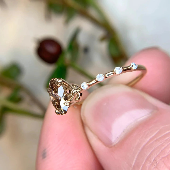 Anello Olivenorma con quarzo fumé dal taglio ovale delicato