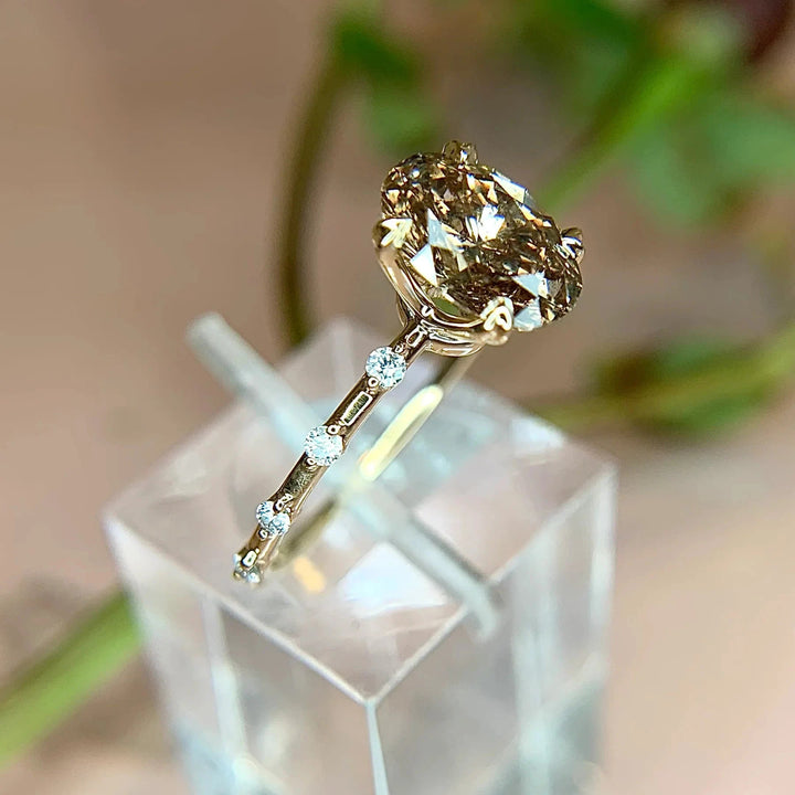Anello Olivenorma con quarzo fumé dal taglio ovale delicato