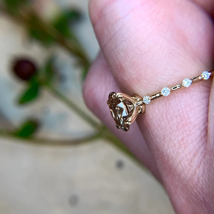 Anello Olivenorma con quarzo fumé dal taglio ovale delicato