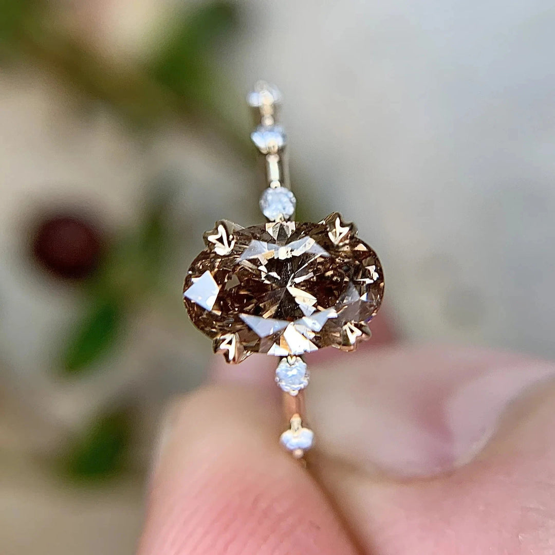 Anello Olivenorma con quarzo fumé dal taglio ovale delicato