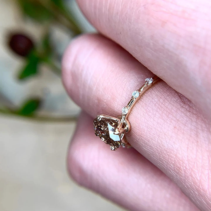 Anello Olivenorma con quarzo fumé dal taglio ovale delicato