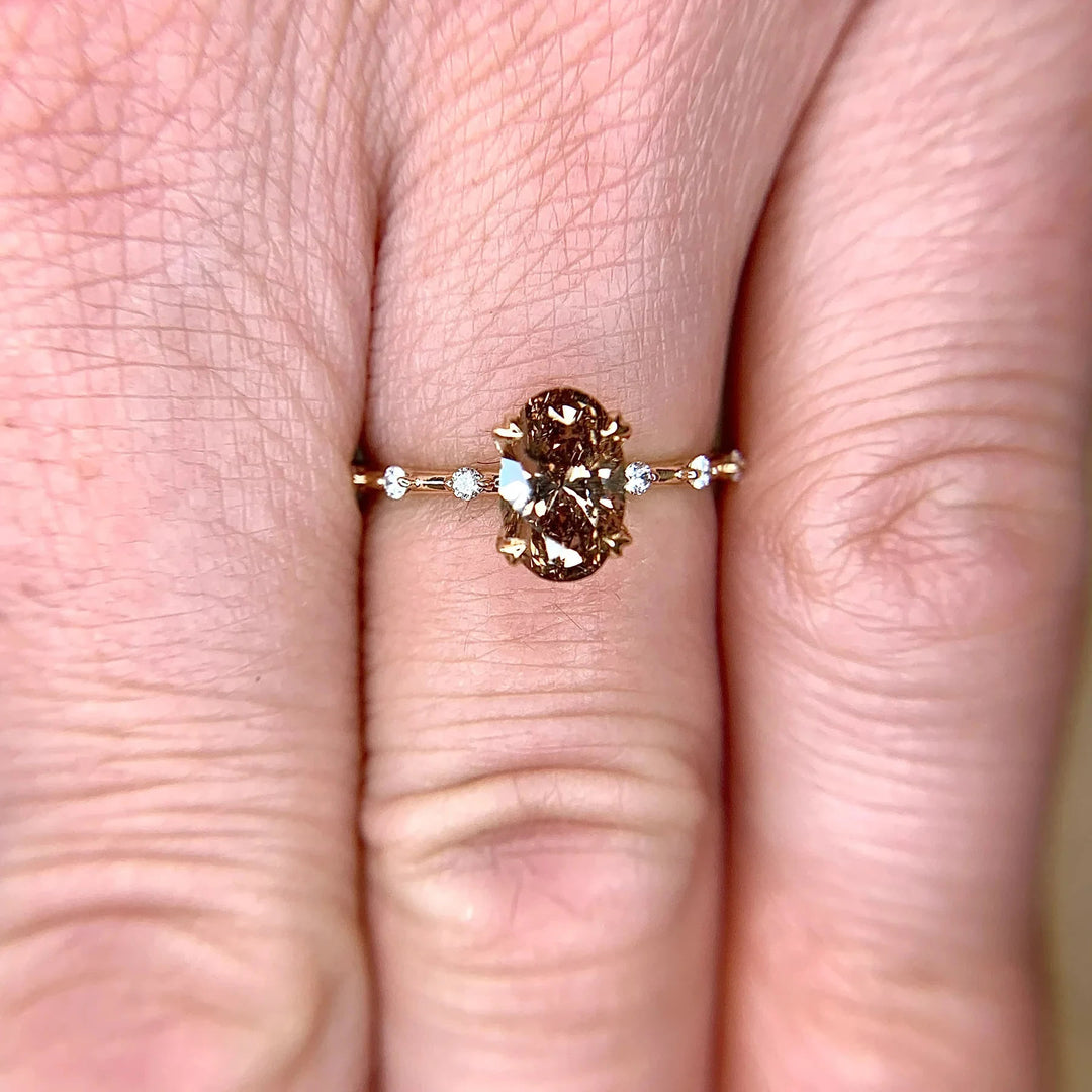 Anello Olivenorma con quarzo fumé dal taglio ovale delicato
