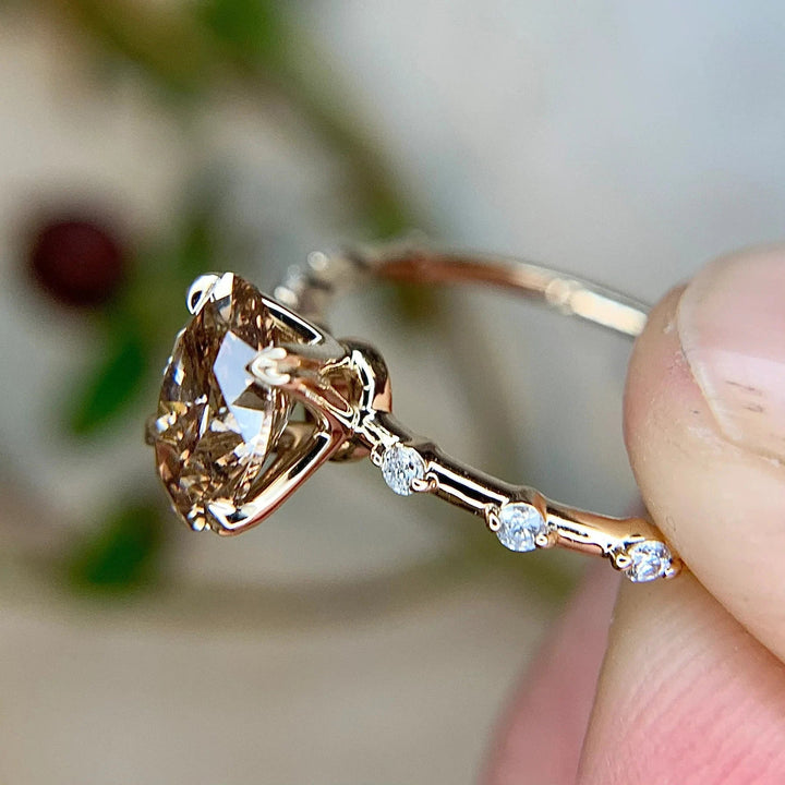 Anello Olivenorma con quarzo fumé dal taglio ovale delicato