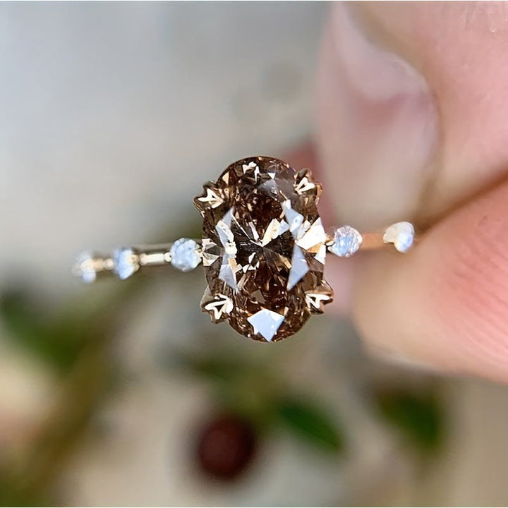 Anello Olivenorma con quarzo fumé dal taglio ovale delicato