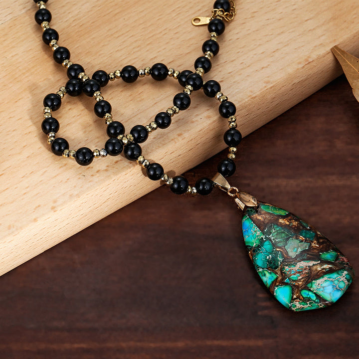 Collana con ciondolo in pietra verde dell'imperatore con perline di onice nero Olivenorma