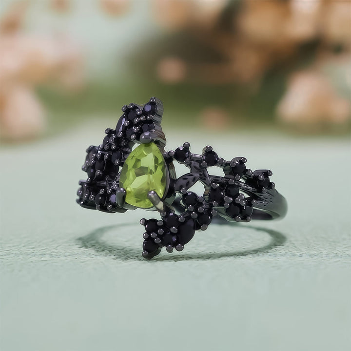 Anello Olivenorma con foglia di vite in ossidiana peridoto taglio a pera