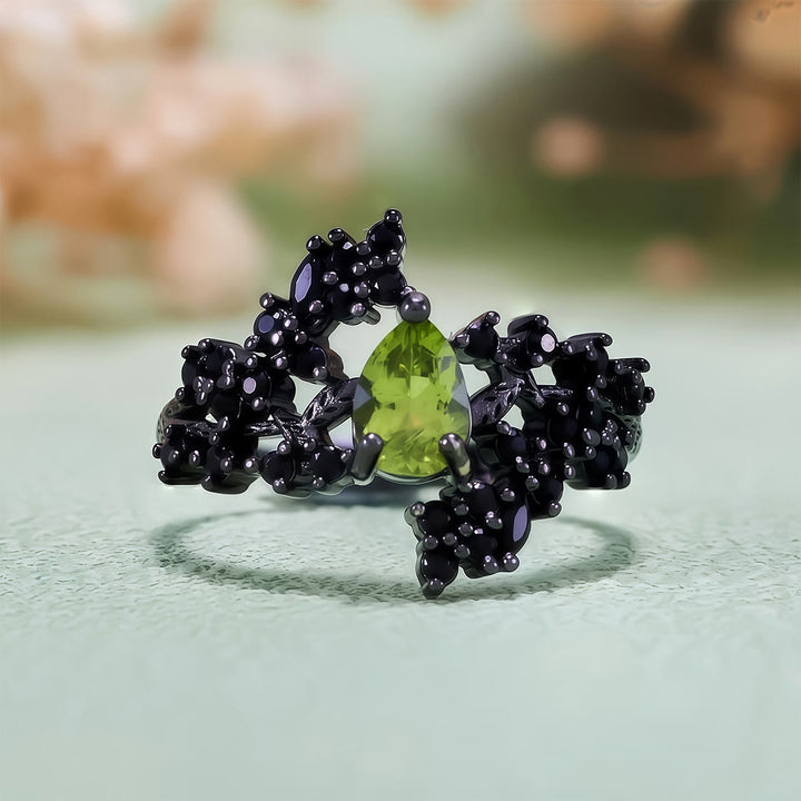Anello Olivenorma con foglia di vite in ossidiana peridoto taglio a pera