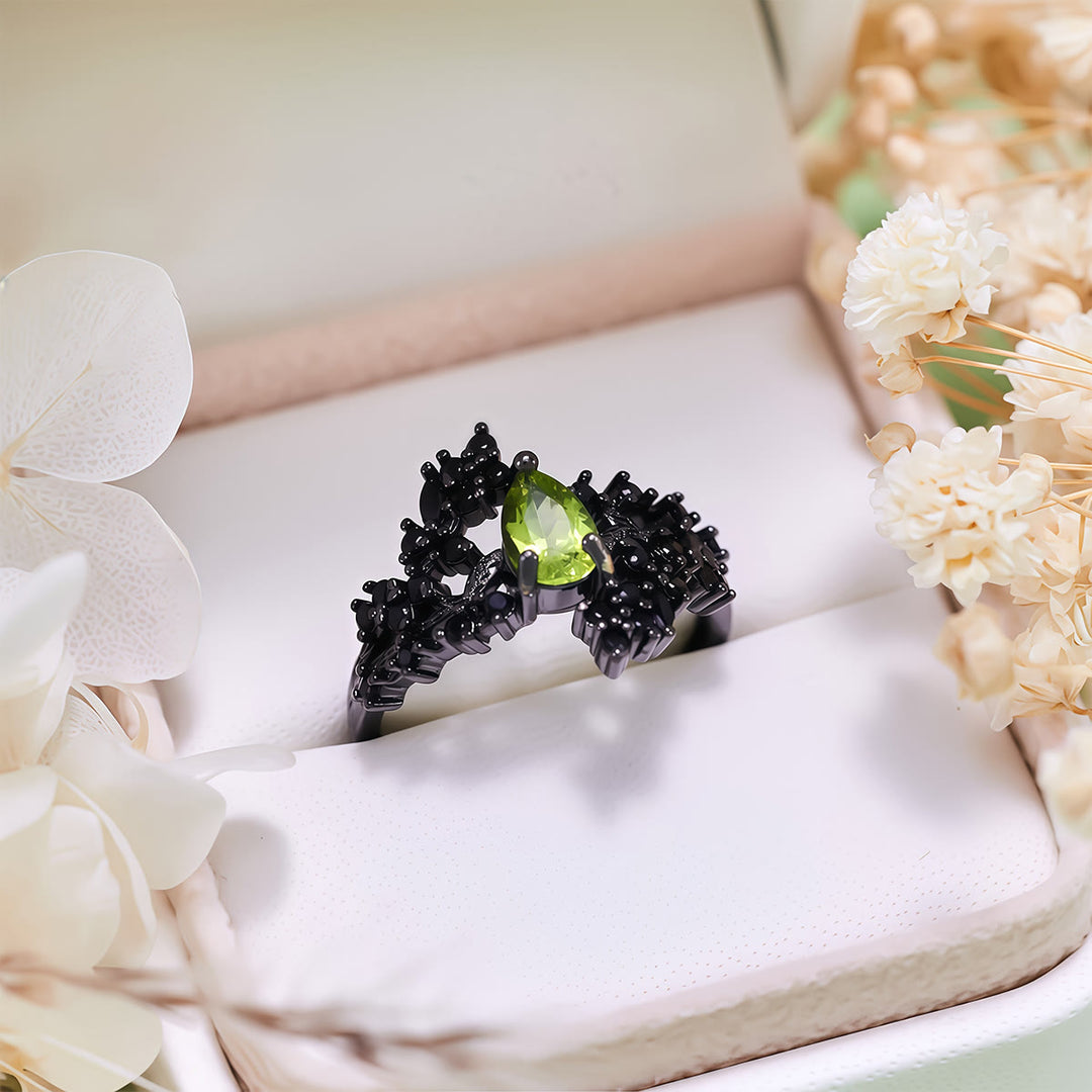 Anello Olivenorma con foglia di vite in ossidiana peridoto taglio a pera