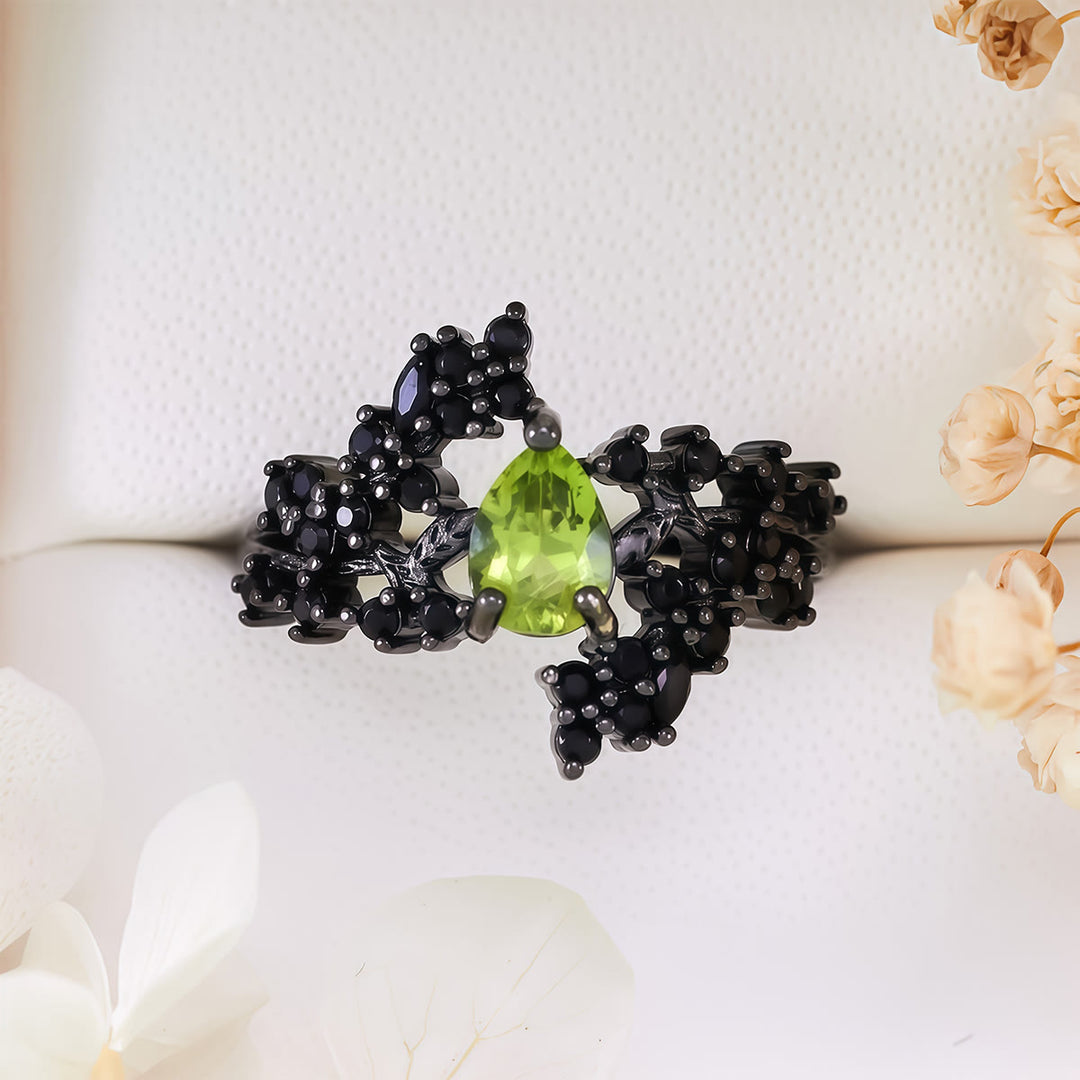 Anello Olivenorma con foglia di vite in ossidiana peridoto taglio a pera