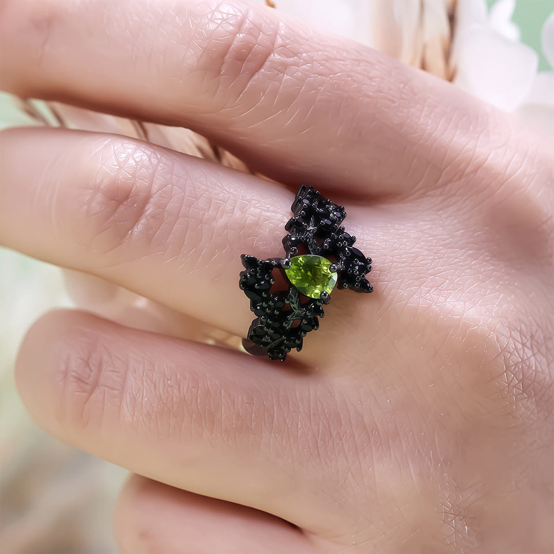 Anello Olivenorma con foglia di vite in ossidiana peridoto taglio a pera