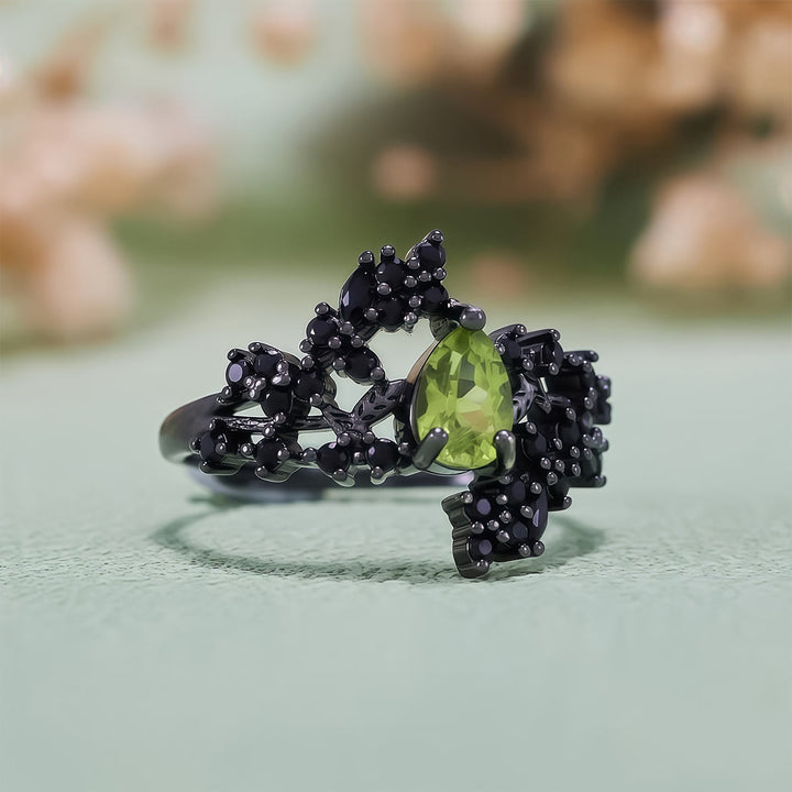 Anello Olivenorma con foglia di vite in ossidiana peridoto taglio a pera