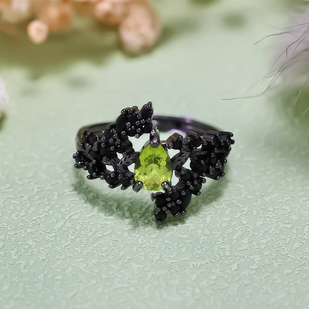 Anello Olivenorma con foglia di vite in ossidiana peridoto taglio a pera
