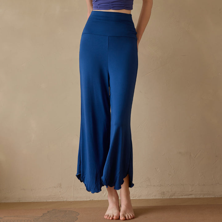 Pantaloni da yoga da donna Olivenorma a zampa, in tinta unita, elasticizzati, corti e svasati, in tessuto lycra. - image 11