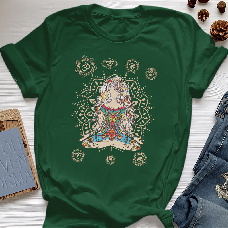 Maglietta in cotone con la scritta "Dea Meditante Olivenorma"