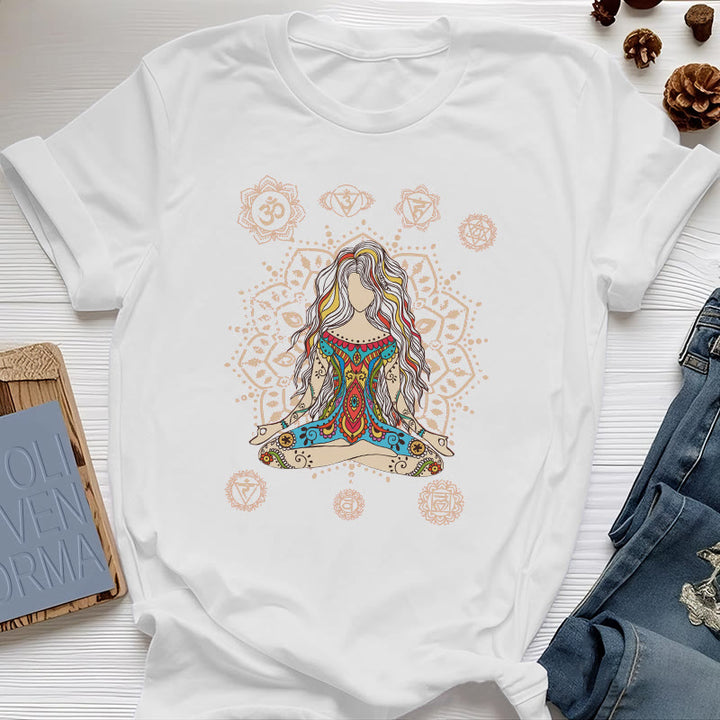 Maglietta in cotone con la scritta "Dea Meditante Olivenorma"