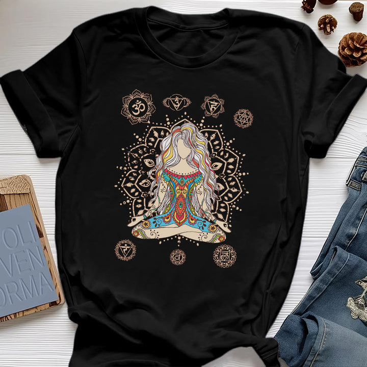 Maglietta in cotone con la scritta "Dea Meditante Olivenorma"