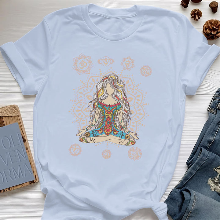 Maglietta in cotone con la scritta "Dea Meditante Olivenorma"