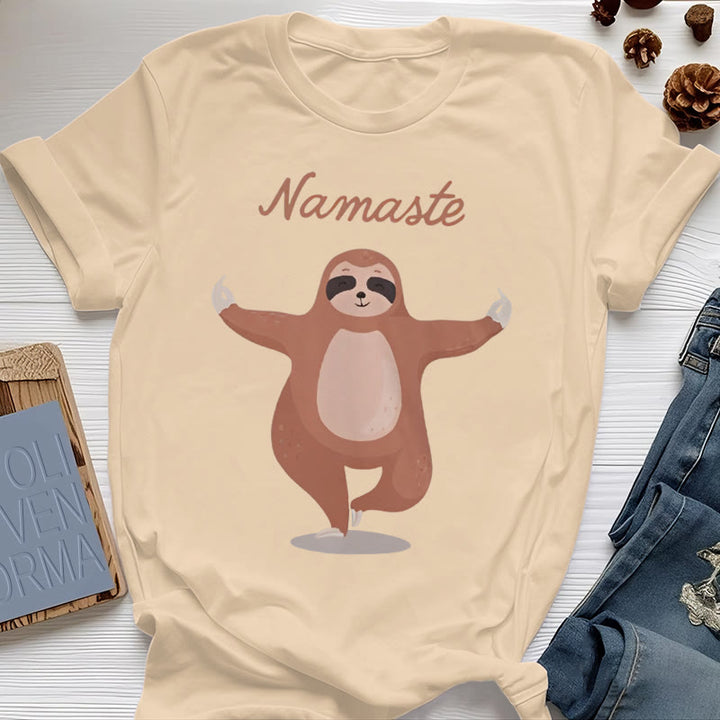 Maglietta Olivenorma Yoga con citazione "Namaste" e "Bradipo"