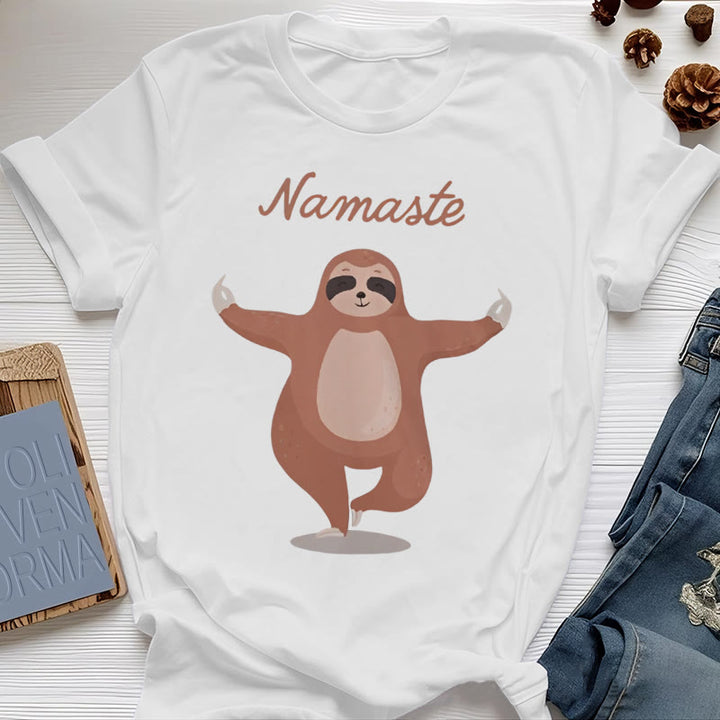 Maglietta Olivenorma Yoga con citazione "Namaste" e "Bradipo"