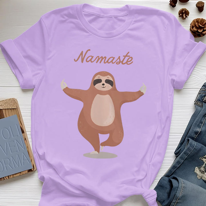 Maglietta Olivenorma Yoga con citazione "Namaste" e "Bradipo"