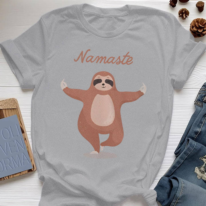 Maglietta Olivenorma Yoga con citazione "Namaste" e "Bradipo"