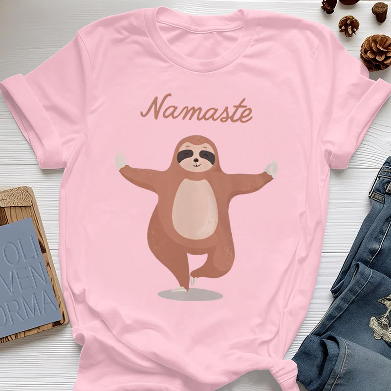 Maglietta Olivenorma Yoga con citazione "Namaste" e "Bradipo"